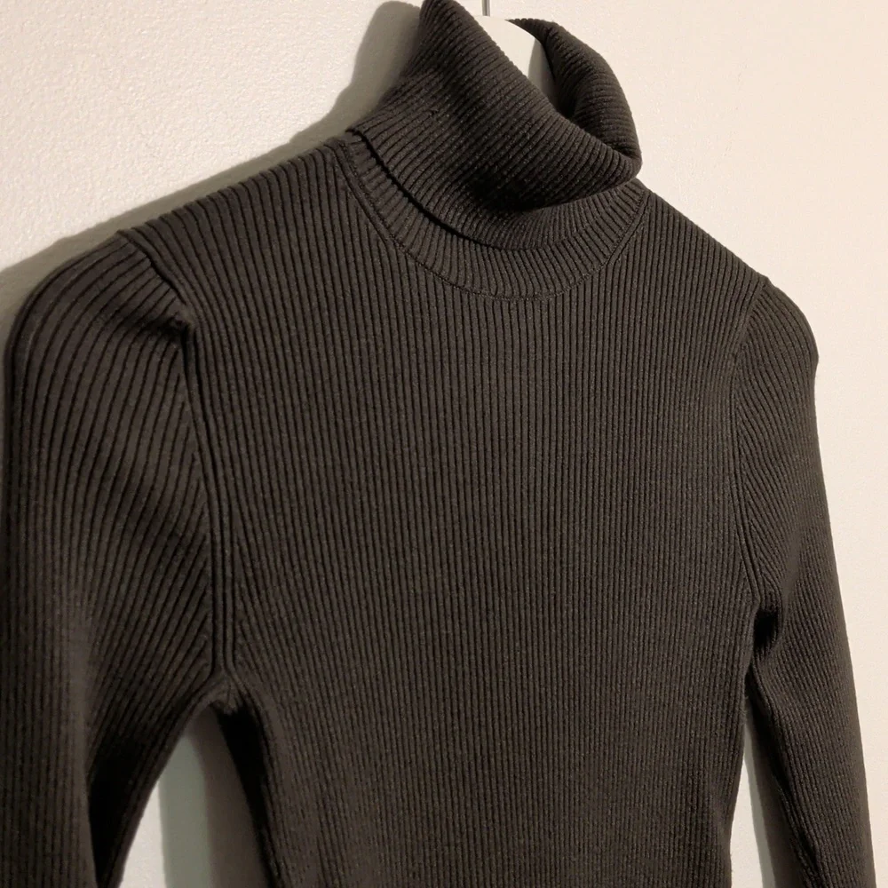 ARITZIA olive green ribbed knit turtleneck - size xs - Picture 4 of 11